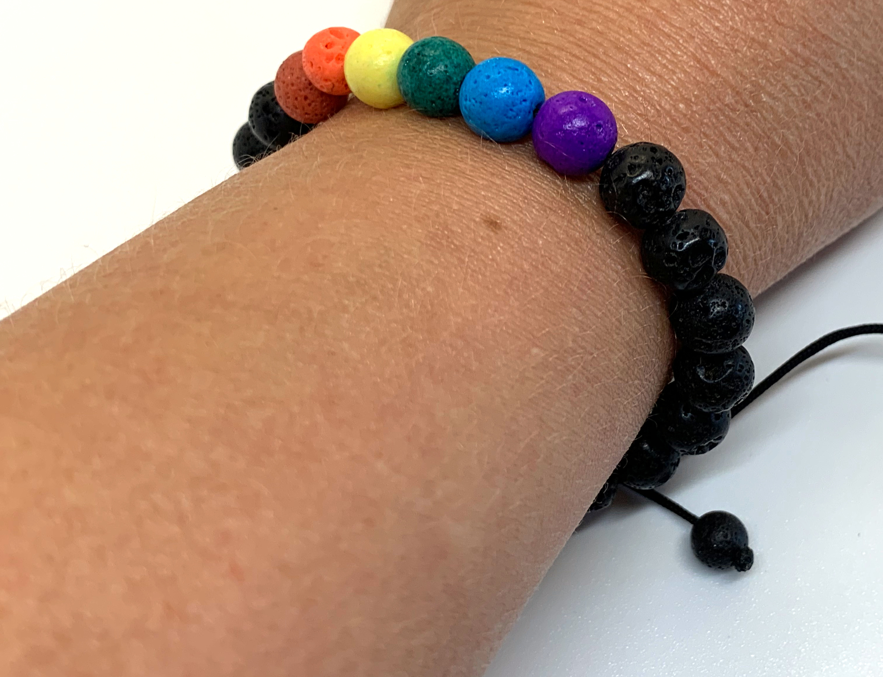 LGBTQ Pride Armband - Perlenarmband aus Lava Stein - verstellbar  - Regenbogen 