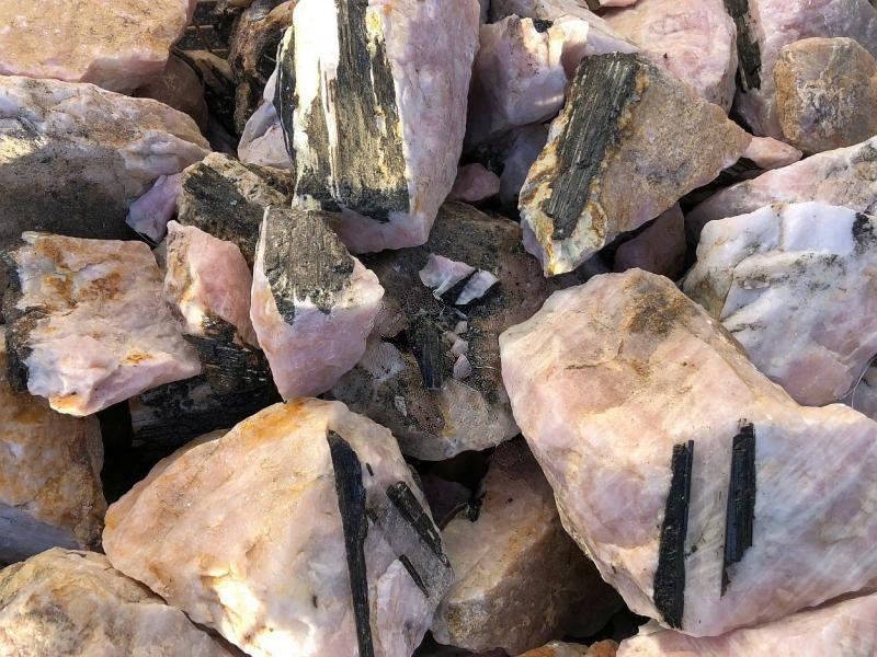 schwarzer Turmalin (Schörl) in Rosenquarz • 1 kg • naturbelassene, große Rohsteine 