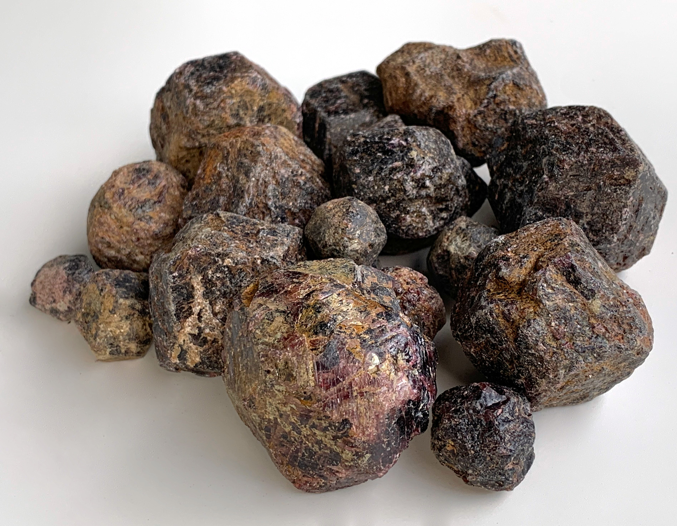 Granat • 1 kg • naturbelassene Rohsteine (Almandin Kristalle)
